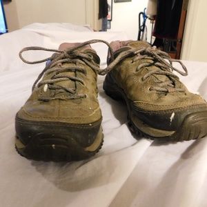 Merrell Ladies Hiking Sneaker Moab Water Proof size 8